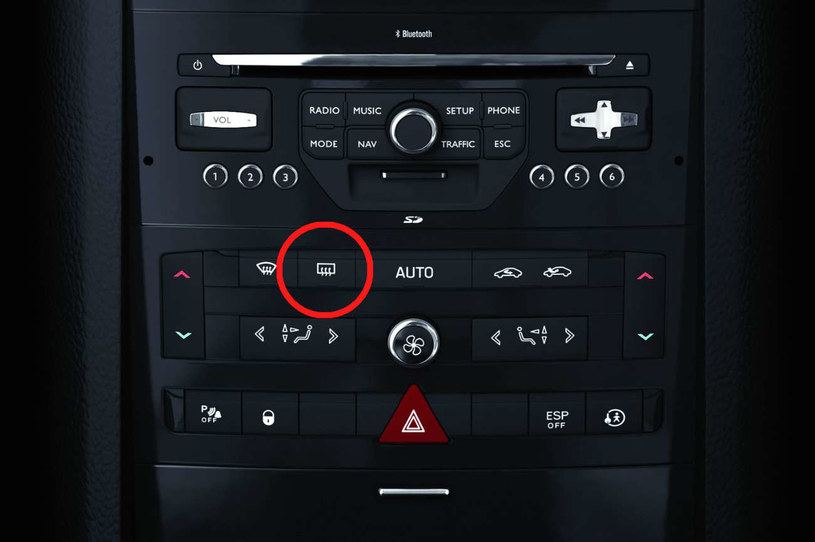 Nie wszyscy kierowcy wiedzą, że część przycisków w samochodzie pełni dodatkowe funkcje /materiały prasowe