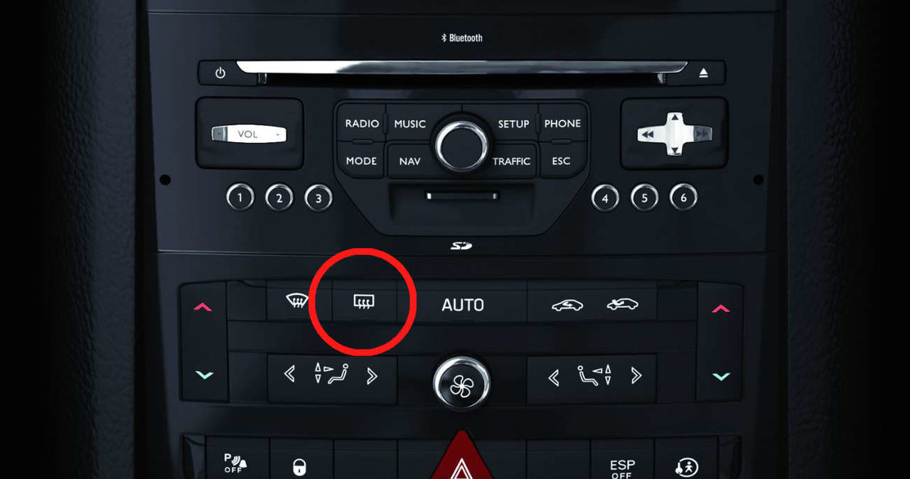Nie wszyscy kierowcy wiedzą, że część przycisków w samochodzie pełni dodatkowe funkcje /materiały prasowe