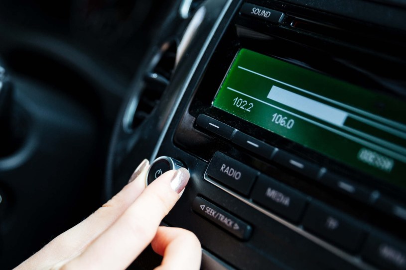 Nie wszyscy kierowcy wiedzą, że radioodbiornik w samochodzie również podlega opłacie abonamentowej /123RF/PICSEL