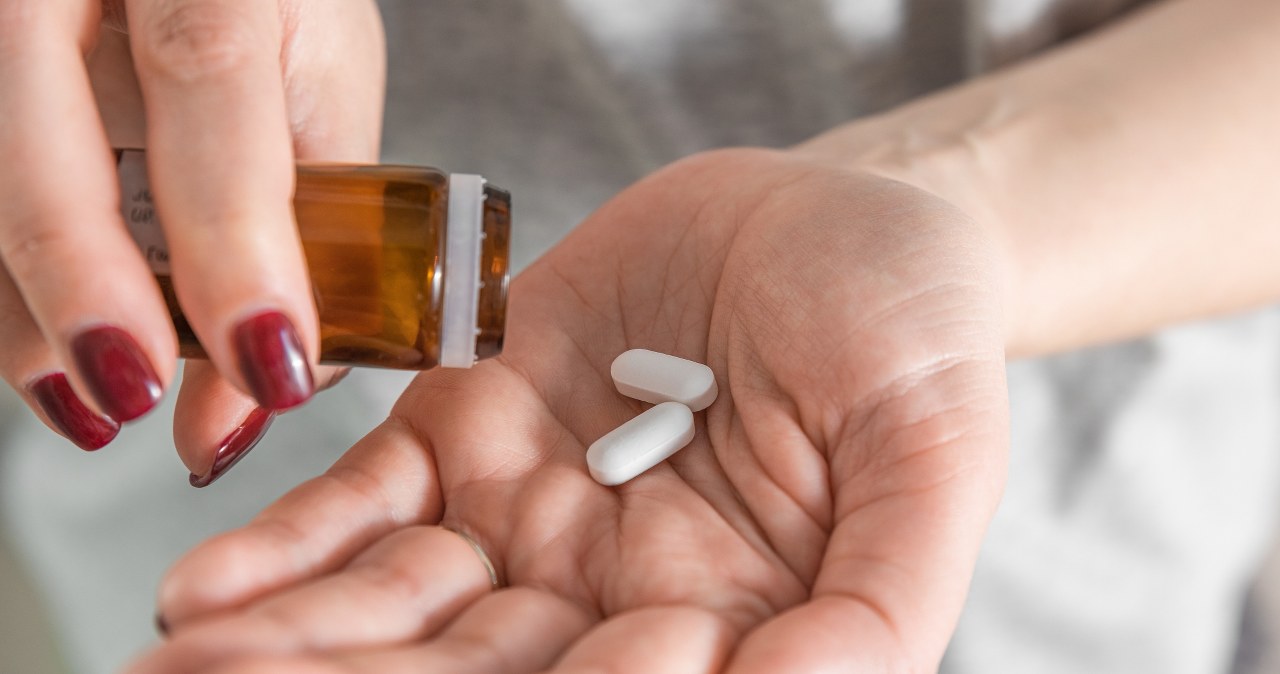 Nie wszyscy powinni sięgać po paracetamol. Powoduje skutki uboczne i wchodzi w interakcję z innymi lekami /123RF/PICSEL