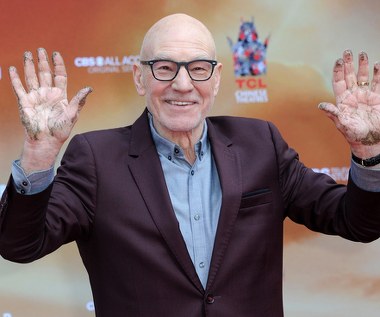 Nie wszyscy wiedzą, że Patrick Stewart ma również doświadczenie jako aktor dubbingowy. Jego głosem mówi agent CIA w kreskówce Setha MacFarlane'a "Amerykański tata", nie kto inny tylko właśnie Stewart jest zaś narratorem w komedii "Ted".

W 1996 roku Stewart otrzymał gwiazdę w hollywoodzkiej Alei Sław, pięć lat później został odznaczony Orderem Imperium Brytyjskiego. W 2010 roku królowa Elżbieta II przyznała aktorowi tytuł szlachecki.