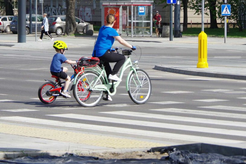 Nie wszyscy wiedzą, że w Polsce rowerzysta nie ma pierwszeństwa przy przekraczaniu ścieżką rowerową ulicy. /Marek Bazak /East News
