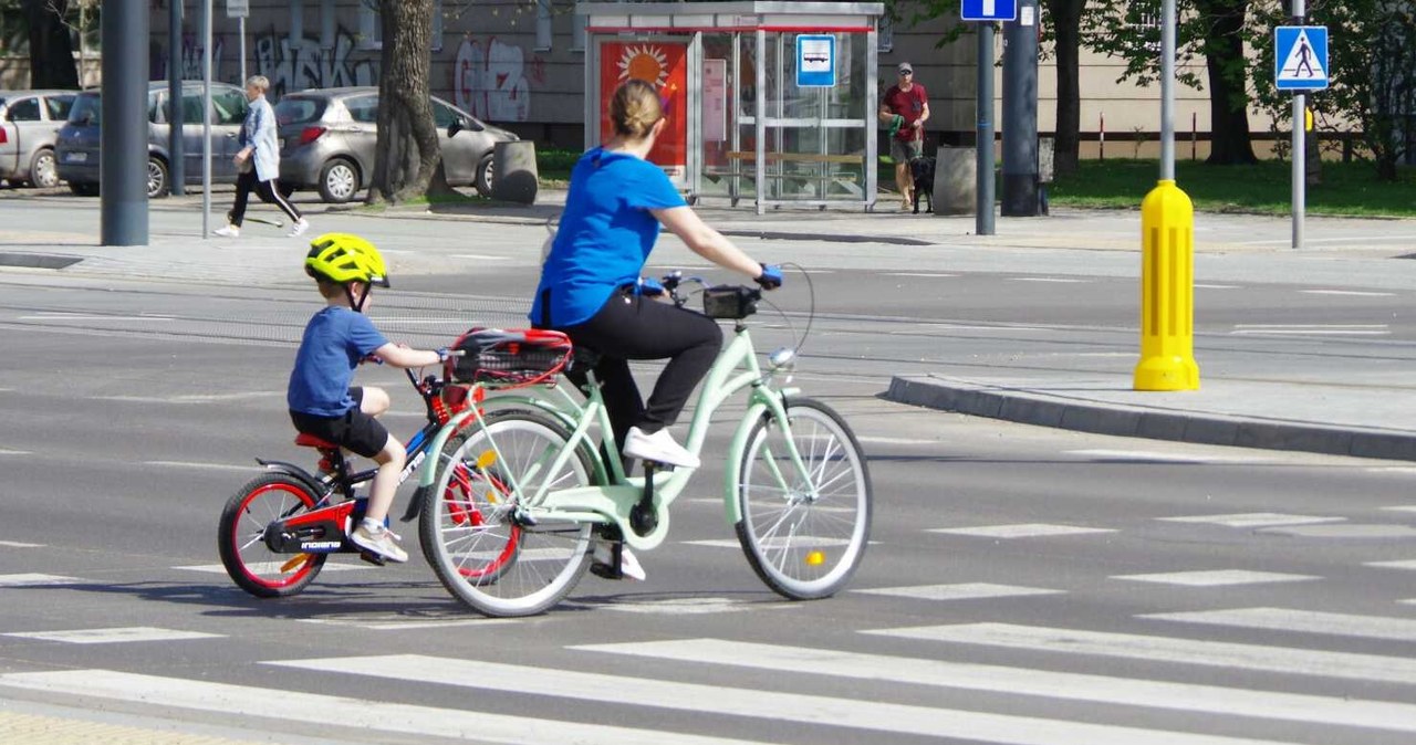 Nie wszyscy wiedzą, że w Polsce rowerzysta nie ma pierwszeństwa przy przekraczaniu ścieżką rowerową ulicy. /Marek Bazak /East News