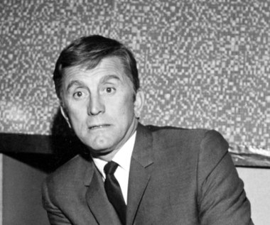 Nie wszyscy wiedzę, że w 1966 roku Kirk Douglas wystąpił w polskim filmie. W kwietniu tego roku aktor odwiedził Polskę, spotkał się też ze studentami Szkoły Filmowej w Łodzi. Przyszły twórca "Rejsu", Marek Piwowski, wpadł na szalony pomysł, by Douglas zagrał w inscenizacji westernu. 

W jedną noc boisko do koszykówki zamieniono w miasteczko z Dzikiego Zachodu. Po przyjeździe aktor zawiadomił Piwowskiego, że nie zagra, bo zabrania mu tego kontrakt z wytwórnią. Ale pojawił się w miasteczku, gdzie czekał na niego tłum studentów i las kamer. Douglas miał stwierdzić, że jest ich więcej niż w Hollywood. Profesor z Filmówki, Jerzy Bossak, kazał studentom wziąć z magazynów wszystkie kamery, w tym zepsute. 

Oprócz kamer, wzrok gościa przykuł list gończy z napisem: "Poszukiwany Kirk Douglas - nagroda 1 000 000 $". Tak go to rozbawiło, że nie bacząc na kontrakt, wziął udział w szaleńczej zabawie ze studentami przebranymi za kowbojów.  

Szkolna etiuda Piwowskiego i jego przyjaciela Feriduna Erola otrzymała Grand Prix na festiwalu w Amsterdamie.