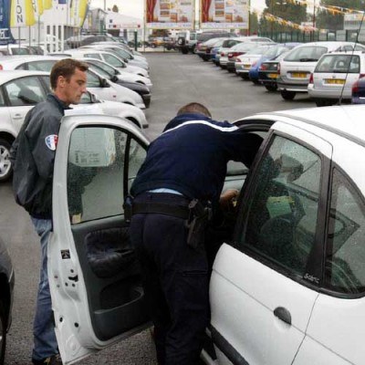 Nie wszystkie auta wykazane w statystykach jako sprzedane w salonach są ubezpieczane w Polsce /AFP