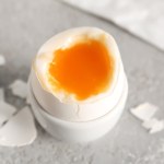 surowe mięso Nie wszystko warto jeść na surowo. Te produkty mogą poważnie zaszkodzić