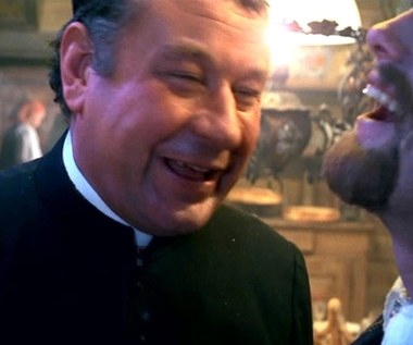 "Nie wydaje mi się możliwe wypracowanie 'vis comica'. Są ludzie nieodparcie śmieszni, bawiący widza samym pojawieniem się na scenie - inni zaś powtarzając dokładnie 'chwyty' swoich kolegów - nie śmieszą" - Mieczysław Czechowicz mówił w 1963 roku w wywiadzie dla magazynu "Film".

Na zdjęciu - w towarzystwie Daniela Olbrychskiego w "Weselu" (1972) Andrzeja Wajdy, gdzie wcielił się w postać księdza.