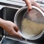Nie wylewaj wody po ugotowaniu ryżu. Zadziała jak magiczny eliksir 
