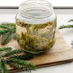 Nie wyrzucaj igieł spod choinki. Włóż je do słoika, zalej octem i poczekaj