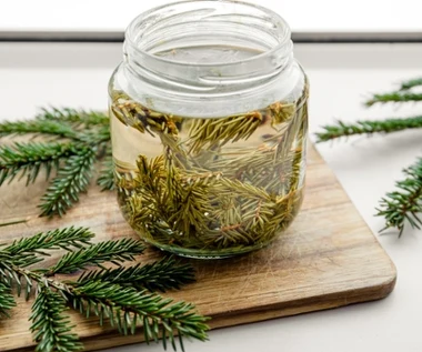 Nie wyrzucaj igieł spod choinki. Włóż je do słoika, zalej octem i poczekaj