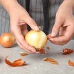 Nie wyrzucaj łupin z cebuli. Tak możesz je wykorzystać