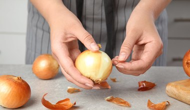 Nie wyrzucaj łupin z cebuli. Tak możesz je wykorzystać