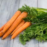 Nie wyrzucaj natki z młodej marchwi. To skarbnica witamin i baza do genialnego pesto