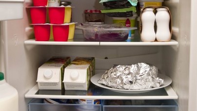 Nie wyrzucaj resztek ze świątecznego stołu. Jak przechowywać żywność?