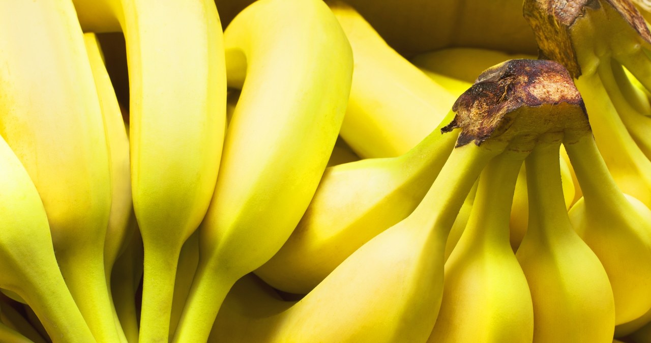 Nie wyrzucaj skórek po bananach. To naturalne źródło potasu, który pozytywnie wpłynie na zdrowie oraz smak twoich pomidorów /123RF/PICSEL