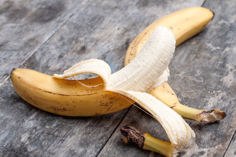 Nie wyrzucaj skórek z bananów! /123RF/PICSEL