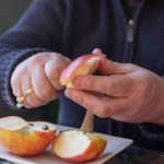 Nie wyrzucaj skórek z jabłek. Pomogą ci pozbyć się boczków i wałeczków
