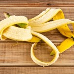 Nie wyrzucaj skórki banana. To genialna odżywka do kwiatów, warzyw i owoców