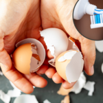 Nie wyrzucaj skorupek jajek. Zmieszaj je z pastą do zębów i zapomnij o uporczywym problemie