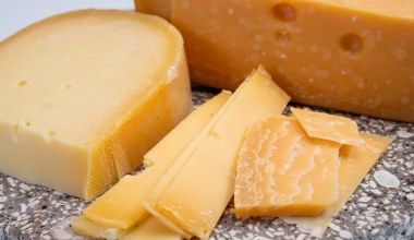 Nie wyrzucaj zeschniętego sera. Zalej go tym napojem, będzie miękki i smaczny
