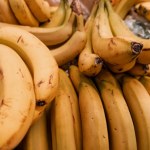 banany Nie wyrzucam już skórek od banana, ale robię szybki zabieg na paznokcie. Skórki są miękkie, a płytka błyszcząca
