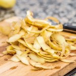 Nie wyrzucam obierków z ziemniaków. Mieszam je z sodą i wrzucam do garnka