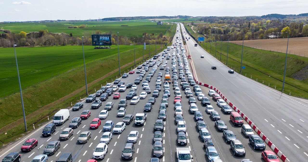 Nie za bardzo wiadomo, po co trzeci pas na krótkim, 35-km odcinku, skoro wąskim gardłem na A1 są bramki wjazdowe na Amber One kilkadziesiąt km dalej /Przemek Świderski /Reporter