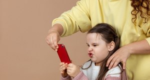 ​Nie zabieraj dziecku telefonu - odłóż swój! Rusza kampania "Zaloguj się do relacji"