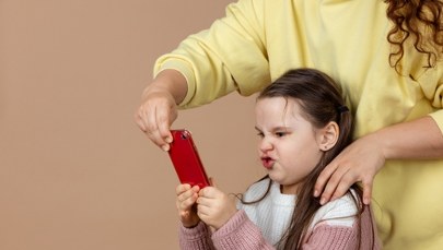 ​Nie zabieraj dziecku telefonu - odłóż swój! Rusza kampania "Zaloguj się do relacji"