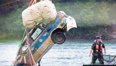 Nie zaciągnął hamulca. Radiowóz stoczył się do rzeki