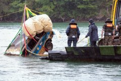 Nie zaciągnął hamulca. Radiowóz stoczył się do rzeki