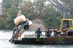 Nie zaciągnął hamulca. Radiowóz stoczył się do rzeki