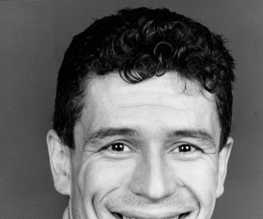 "Nie zamierzam nikogo epatować moimi przeżyciami - czy sobie wstrzyknąłem botoks, spotykam się z jedną czy drugą osobą? Nie uważam, żeby to było specjalnie interesujące, a już na pewno ja nie jestem zainteresowany dzieleniem się tym z kimkolwiek. Chcę być oceniany na podstawie tego, co robię, czyli pracy, a nie plotek, które szczerze mówiąc, w ogóle mnie nie obchodzą" - deklaruje Andrzej Zieliński.

W sobotę, 14 października, popularny i aktor obchodzi 55. urodziny.