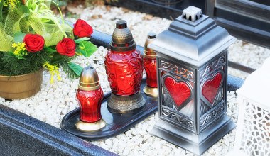 Nie zapalaj tak znicza podczas Zaduszek. Przez to zadomowi się u ciebie pech