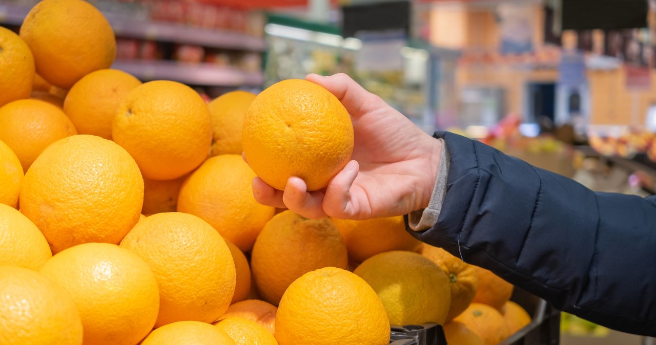 Nie zapomnijmy dodać cytrusów, które obfitują w witaminę C /123RF/PICSEL