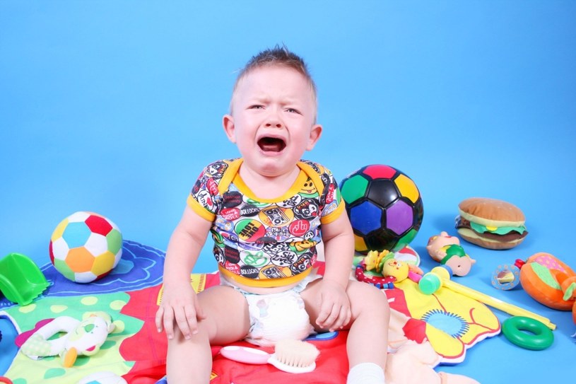 Nie zarzucaj smyka przedmiotami. Nadmiar zabawek rozprasza dziecko /123RF/PICSEL