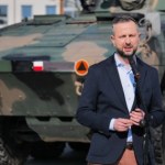 "Nie zastanawia to nikogo?". Szef MON pyta o SAFE 0 proc.