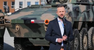 "Nie zastanawia to nikogo?". Szef MON pyta o SAFE 0 proc.