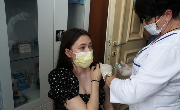 Nie zaszczepiłeś się jeszcze przeciw koronawirusowi? Zadzwoni do Ciebie konsultant 