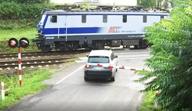 Nie zauważył opuszczonej rogatki. Wszystko się nagrało, kara będzie sroga