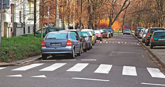 Nie zawsze można parkować auto przy lewej krawędzi jezdni. Bywa to przedmiotem sporu z policją. /Motor