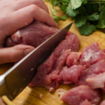 Nie zepsuj świątecznego obiadu! Oto 5 błędów, których musisz unikać przy przygotowywaniu mięsa