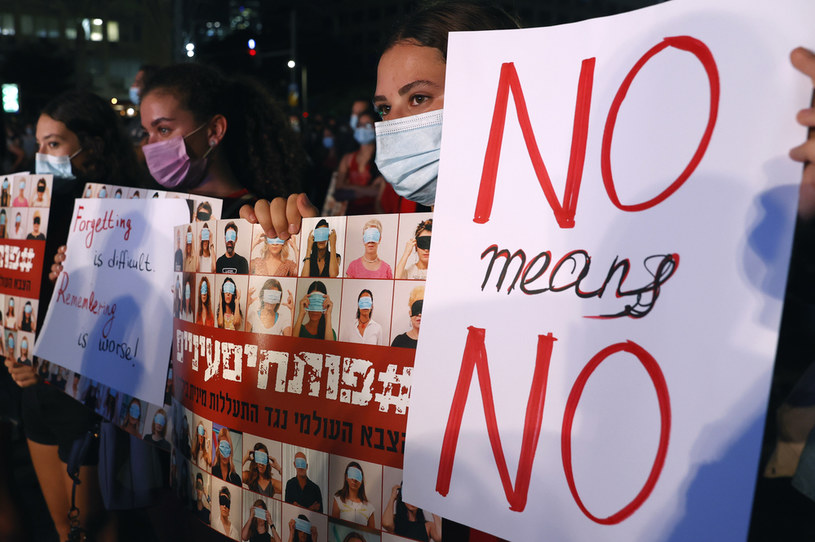 "Nie znaczy nie" - transparent uczestniczki protestów w Izraelu /JACK GUEZ / AFP /AFP