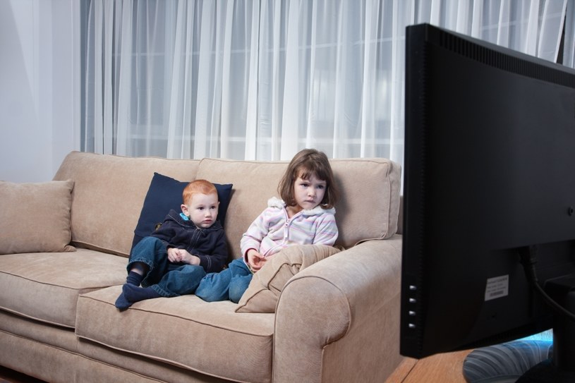 Nie zostawiaj dziecka przed telewizorem. Sprawdź, czym to grozi /123RF/PICSEL