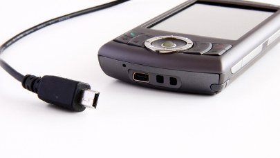 Nie zostawiaj na noc komórki podłączonej do ładowarki! To może skończyć się tragedią