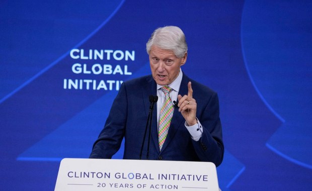 "Nie zrobiłem nic złego". Były prezydent USA zeznaje ws. Epsteina