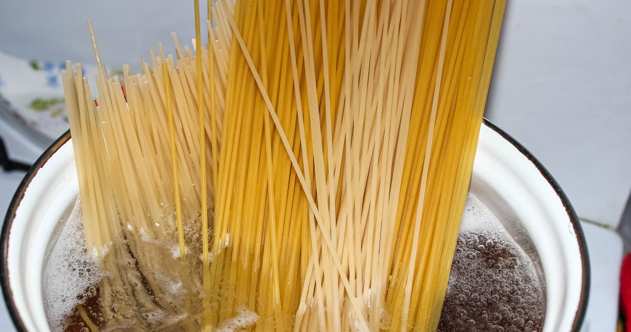Nie zużywaj całej paczki makaronu spaghetti. Zostaw go trochę na 1 listopada i zabierz ze sobą na cmentarz /123RF/PICSEL