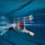 Nie zwracasz uwagi na to, co jesz przed basenem? Ryzykujesz!