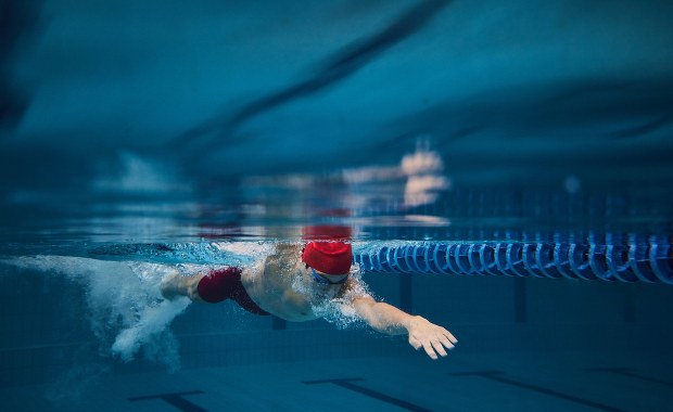 Nie zwracasz uwagi na to, co jesz przed basenem? Ryzykujesz!