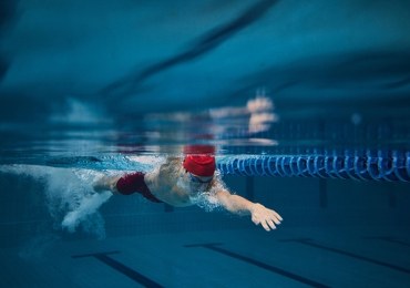 Nie zwracasz uwagi na to, co jesz przed basenem? Ryzykujesz!